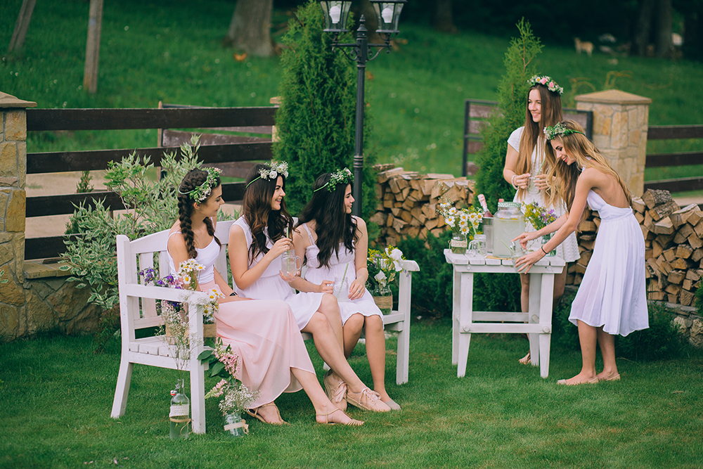 Read more about the article Garden Party Wedding in the Summer: Pros and Cons