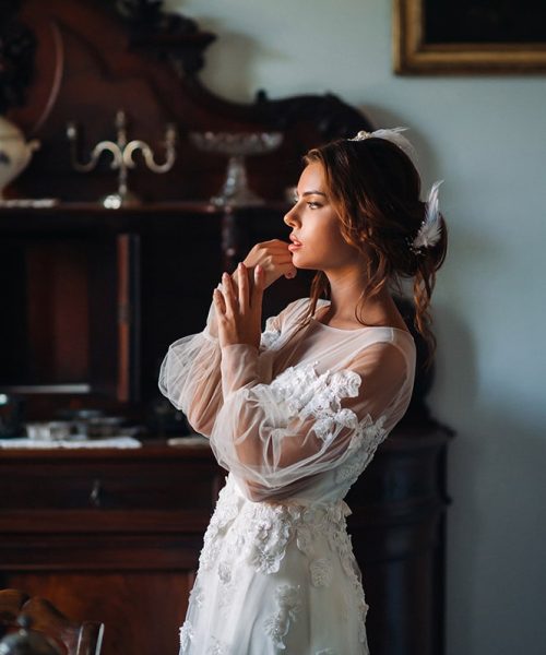 bride-underwear-white-robe-interior-villa-italy-min