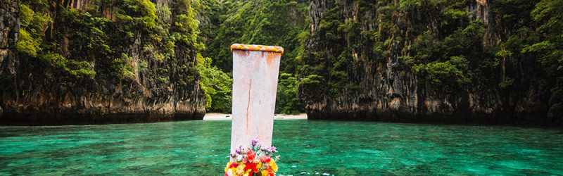 long-tail-boat-floating-transparent-water-phi-phi-island-maya-bay-paradise-island-thailandia